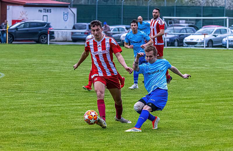 Fotbalisté TJ Sokol Mochtín (na archivním snímku hráči v modrých dresech) prohráli čtvrteční zápas 2. kola Poháru PKFS na půdě Horšovského Týna 6:8 po prodloužení.