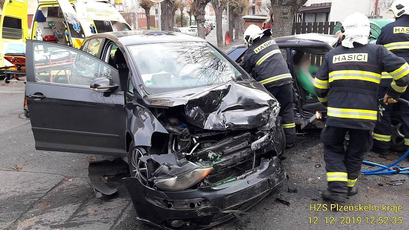 Střet dvou vozů v Sušici a srážka auta s motocyklem v Klatovech.