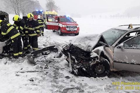 Vážná dopravní nehoda se ve čtvrtek odpoledne stala na Klatovsku na silnici mezi Horákovem a Březím u Čachrova.