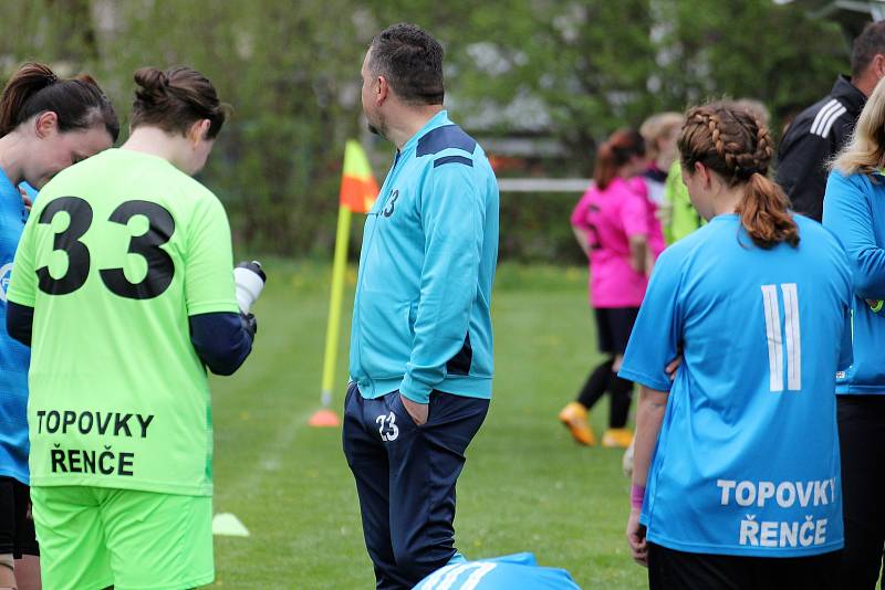 3. kolo DAFL: Kobra Stars (růžové dresy) - Topovky Řenče 4:1.