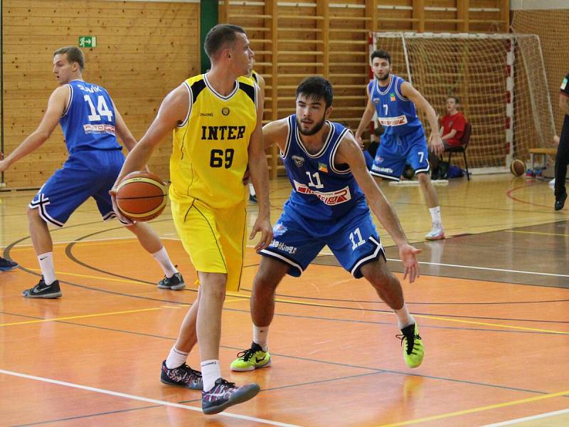 Oslavy 80 let klatovského basketbalu okořenil exhibiční zápas USK Praha (modré dresy) - Inter Bratislava