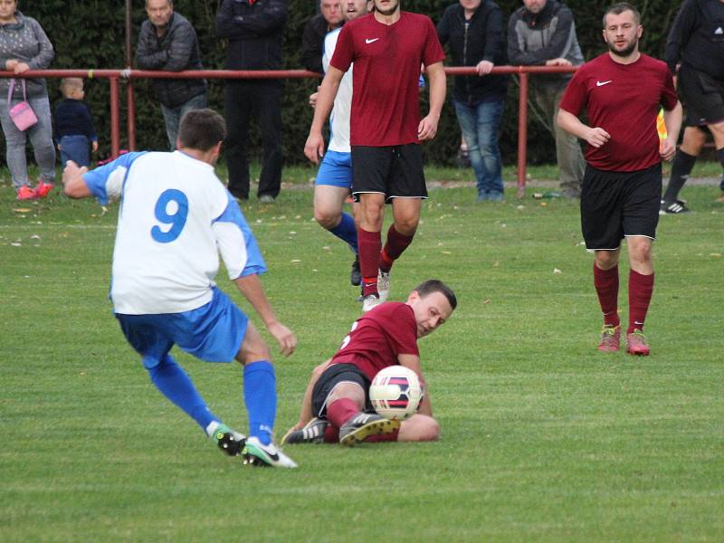 Fotbalisté Pačejova (na archivním snímku hráči v bílých dresech) porazili v derby Vrhaveč v penaltovém rozstřelu. Po 90 minutách skončil duel nerozhodně 2:2.