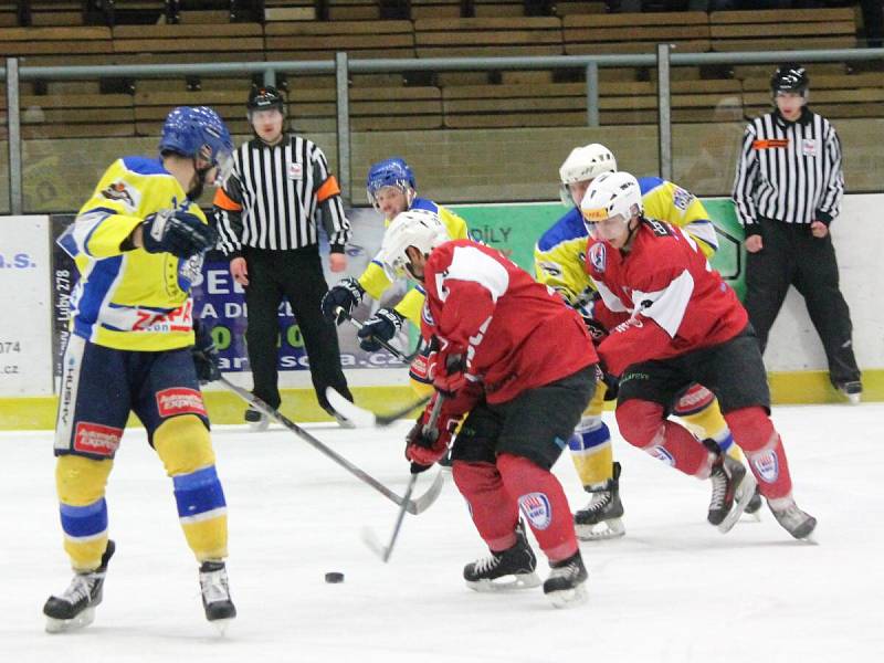 Třetí čtvrtfinále play-off druhé ligy: SHC Klatovy (červené dresy) - HC Kobra Praha 7:3