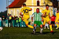 Z archivu: Fotbalisté FK Budětice 2012 (žlutí) zvládli velice náročný souboj na půdě Železné Rudy, kde ve 4. kole III. třídy zvítězili 4:3.