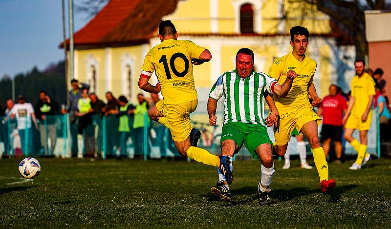 Z archivu: Fotbalisté FK Budětice 2012 (žlutí) zvládli velice náročný souboj na půdě Železné Rudy, kde ve 4. kole III. třídy zvítězili 4:3.