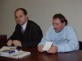 Kamil H., který je obviněn ze zneužití své 11leté neteře, se svým advokátem Rostislavem Netrvalem (vlevo).