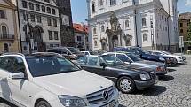 Vozy Mercedes-Benz na náměstí v Klatovech.