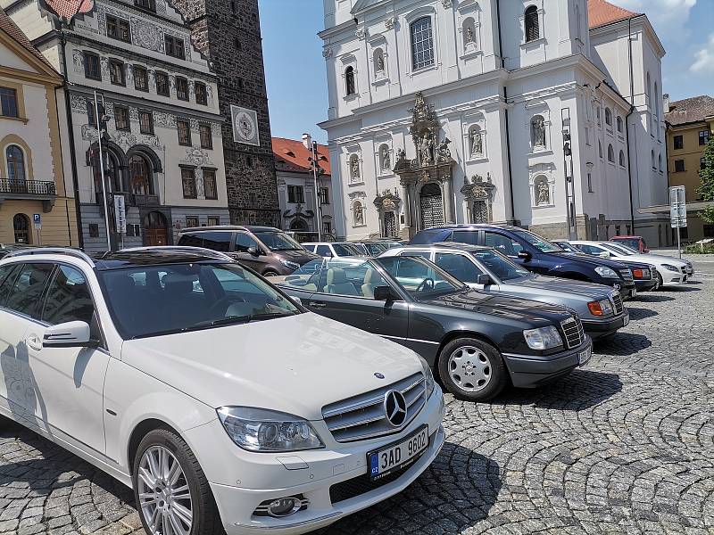 Vozy Mercedes-Benz na náměstí v Klatovech.