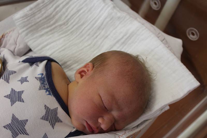 Lucas Zelenka ze Sušice se narodil v klatovské porodnici 15. června v 9:58 hodin rodičům Evě a Milanovi. Jejich prvorozené miminko vážilo 3960 g a měřilo 54 cm.
