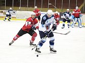 Přípravný hokejový zápas HC Klatovy (červení) - HC Škoda Plzeň. Hosté vyhráli 11:1 a dali tak dárek Martinu Strakovi k 45. narozeninám.