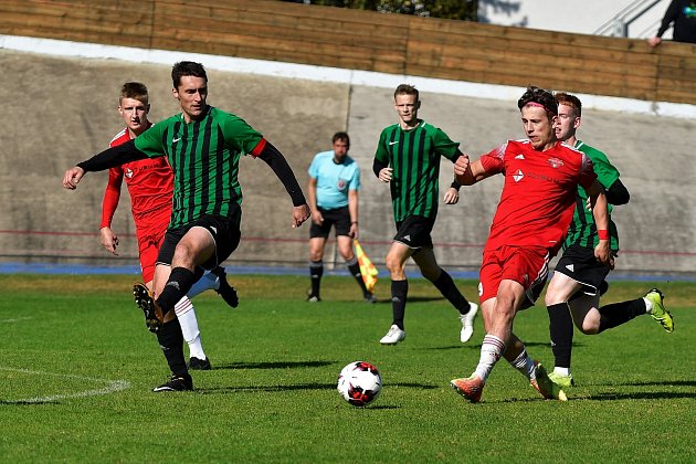 11. kolo divize: Petřín Plzeň (červení) - FC Rokycany 4:0.