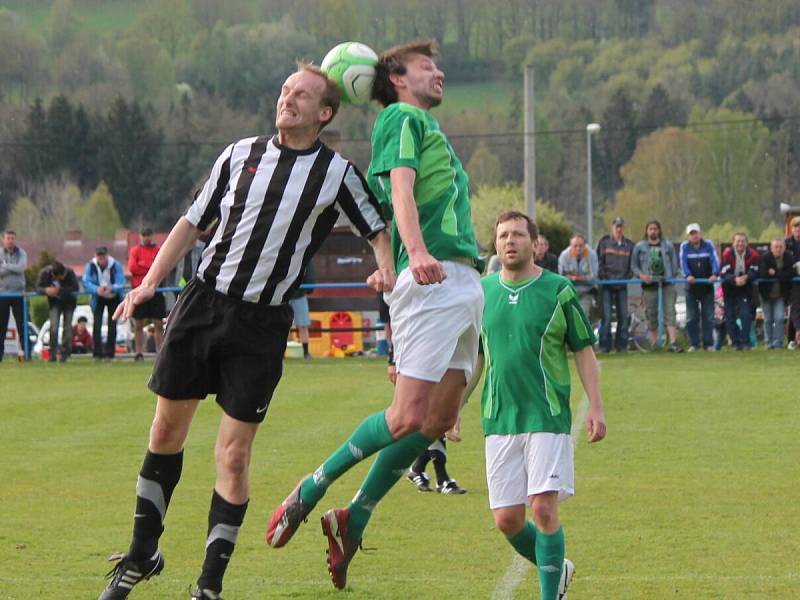 1. B třída: Dlouhá Ves (v černo-bílém) - Žichovice 4:0.