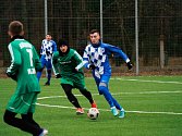 Zimní příprava: FK Okula Nýrsko (na snímku fotbalisté v modrobílých dresech) - Košutka Plzeň 1:1.