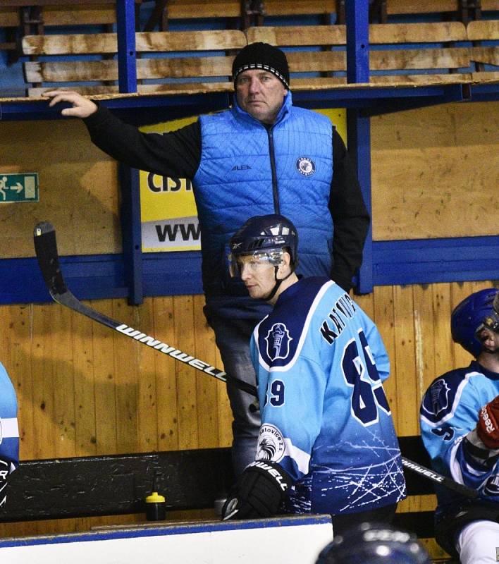 Hokejisté TJ START Luby (na archivním snímku hráči v černo-červených dresech) vedli s HC Rokycany už 3:0, ale nakonec museli přijmou porážku 3:5.