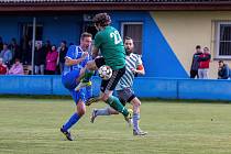 I. B třída, skupina B (18. kolo): SK Kovodružstvo Strážov (na snímku fotbalisté v modrých dresech) - TJ Dobřany 2:2.