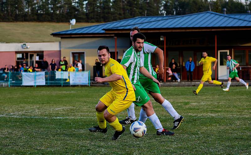 Z archivu: Fotbalisté FK Budětice 2012 (žlutí) zvládli velice náročný souboj na půdě Železné Rudy, kde ve 4. kole III. třídy zvítězili 4:3.