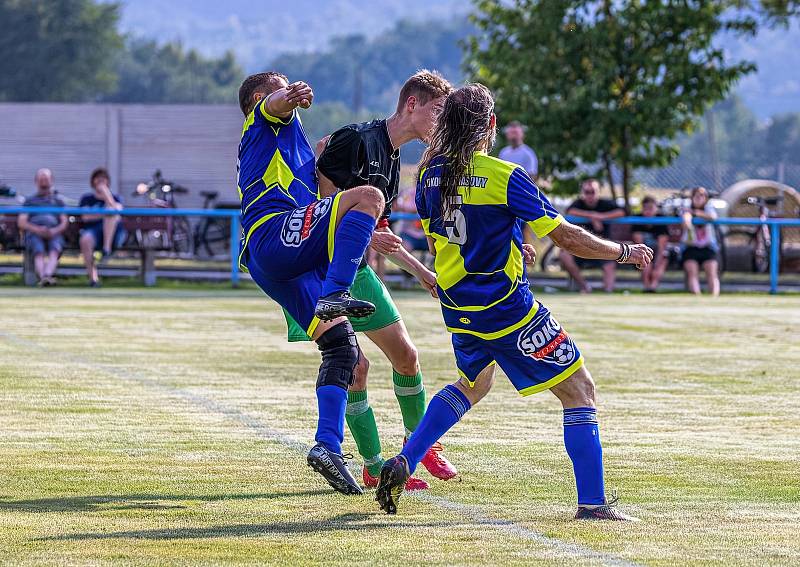 Fotbalisté SK Kovodružstvo Strážov B (na archivním snímku hráči v tmavých dresech) zvítězili 5:0. Tři body slaví také borci z Neznašov (modří).