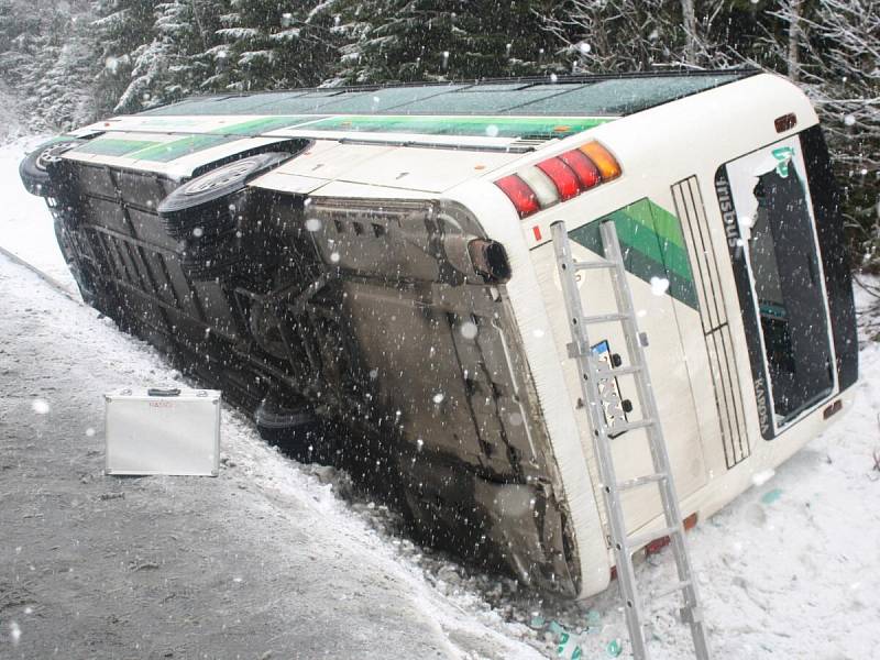 Nehoda autobusu plného dětí u Javorné