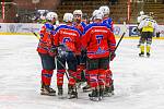 Klatovští hokejisté (na archivním snímku hráči v červených dresech) porazili o víkendu domácí Mariánské Lázně 6:3.