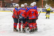 Hokejisté HC Klatovy (na archivním snímku hráči v červených dresech) hrají úvodní utkání semifinále play-off krajské ligy proti Rebelům z Nejdku.