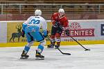 Hokejisté HC Stadion Cheb (na archivním snímku hráči v bílých dresech) porazili ve středečním utkání 12. kola nadstavby SHC Klatovy (červení).