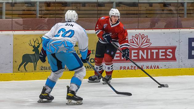 Hokejisté HC Stadion Cheb (na archivním snímku hráči v bílých dresech) porazili ve středečním utkání 12. kola nadstavby SHC Klatovy (červení).