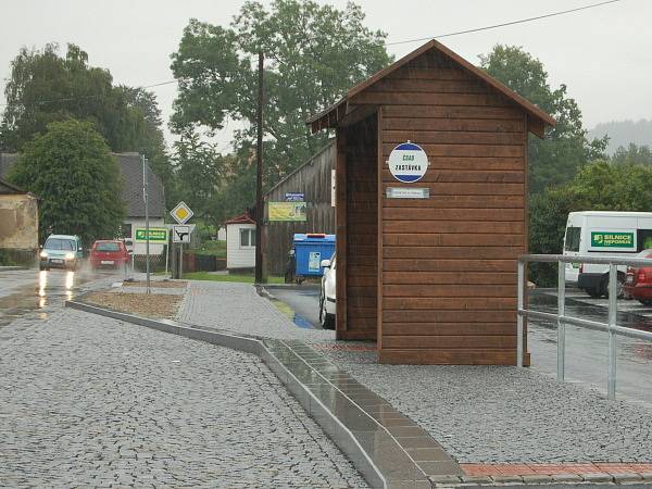 Nové autobusové zastávky v Milencích