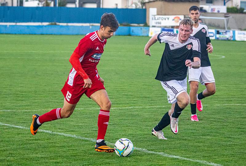 Fotbalisté SK Klatovy 1898 (na snímku hráči v červených dresech) nestačili na Petřín (černí), jemuž v domácím prostředí podlehli těsně 0:1.