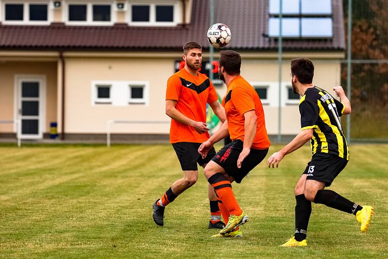 Okresní přebor (15. kolo): Tatran Dlouhá Ves (na snímku fotbalisté v oranžových dresech) - TJ Sokol Hradešice (černožlutí) 3:0.