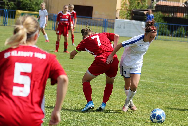 Fotbalistky SK Klatovy 1898 (hráčky v červených dresech) sehrály své historicky první utkání. Soupeřkami byly dívky Viktorie Plzeň do 18 let.