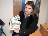 Ivan Rubáš s ilustrovanými pohlednicemi.