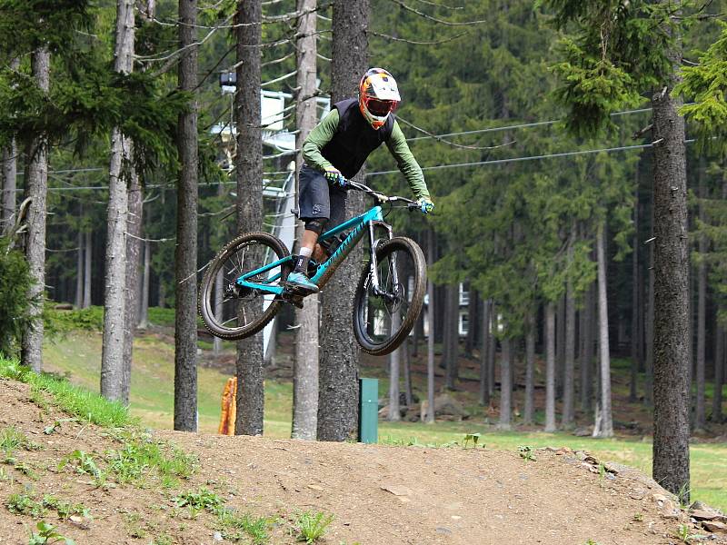 Zahájení sezony v bikeparku na Špičáku.