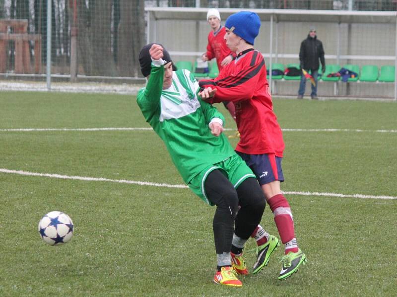 Zimní turnaj v Sušici: Mochtín (v červeném) - Strážov 3:0.