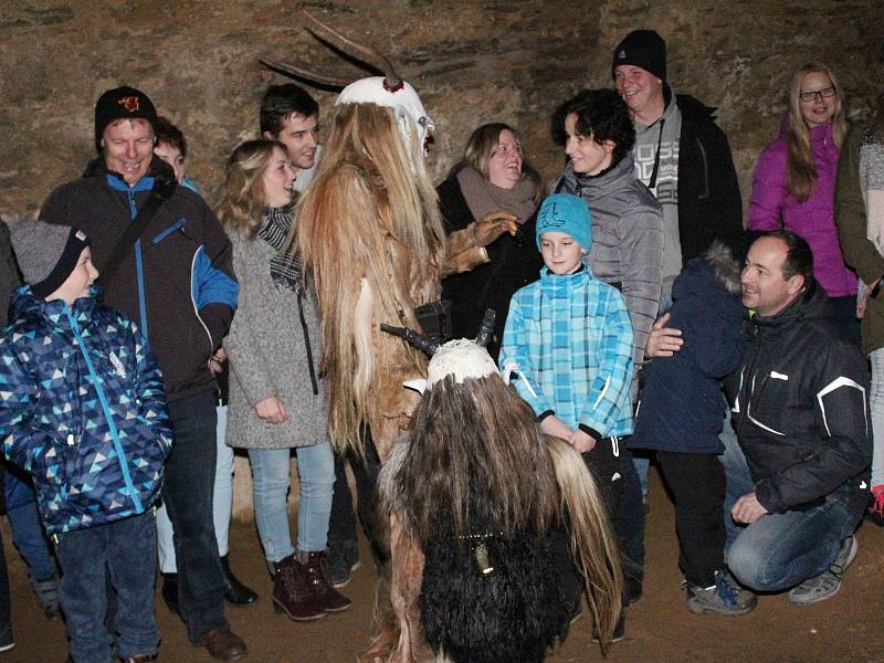 Krampusáci ve sklepení zámku v Chudenicích.