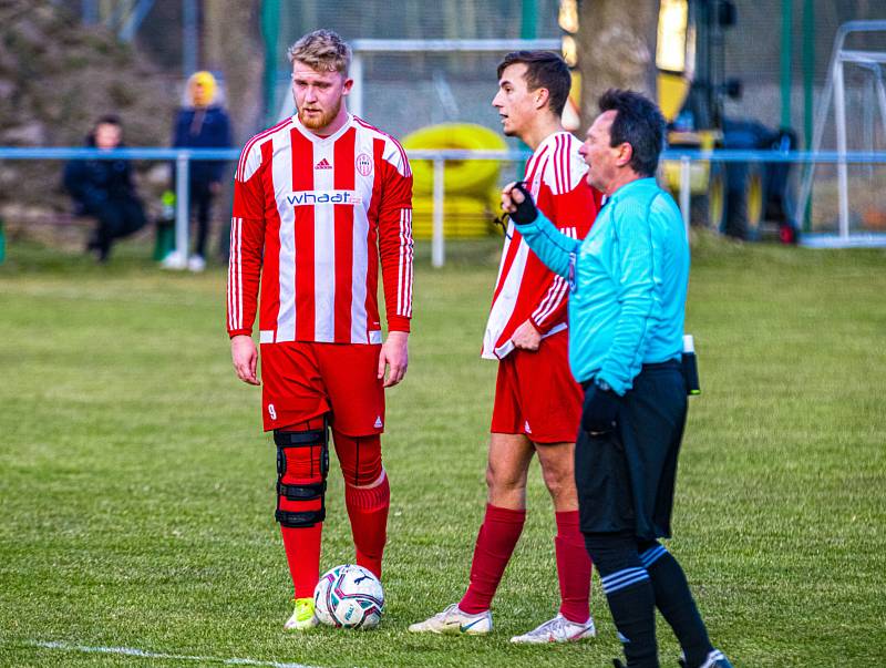 Fotbalisté TJ Start Luby (na archivním snímku hráči v červených dresech) nestačili v sobotním utkání 25. kola I. A třídy na Kralovice, kterým podlehli 1:4.