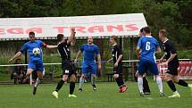 Fotbalisté TJ Měcholupy (na archivním snímku hráči v černých dresech) porazili ve 2. kola Poháru PKFS Baník Stříbro 4:0 a slaví postup do další fáze soutěže.