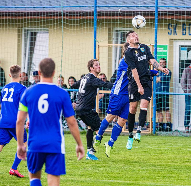 Fotbalisté TJ Měcholupy (na archivním snímku hráči v černých dresech ze zápasu letošní sezony proti SK Bolešiny) porazili oslabené Kasejovice 4:1.