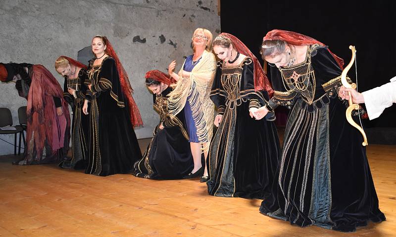 Opera Claudia Monteverdiho Tanec nevděčnic z roku 1608 ve špýcharu vodního hradu Švihov.