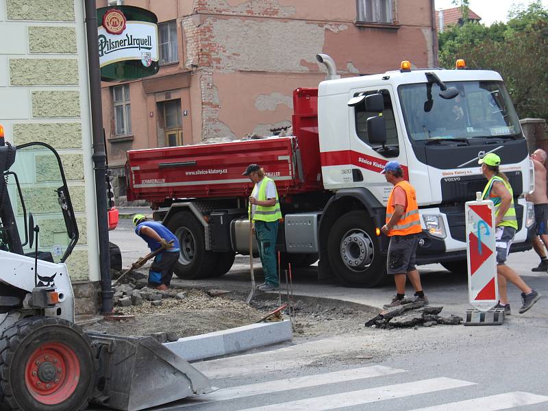 Opravy silnic v Klatovech.