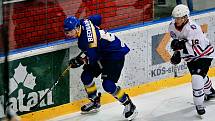 Hokejisté SHC Klatovy (v bílém) prohráli v Písku (na archivním snímku hráči v modrých dresech) vysoko 3:8.