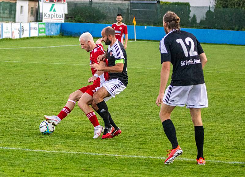 Fotbalisté SK Klatovy 1898 (na snímku hráči v červených dresech ze zápasu s Petřínem Plzeň) skolili jihočeský Lom 3:1.