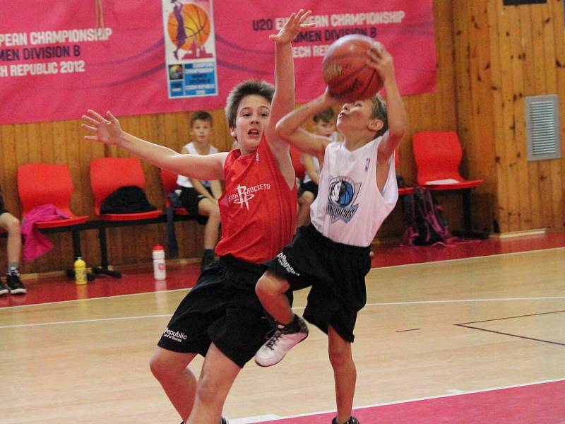 Junior NBA League 2016: Houston Rockets (ZŠ Klatovy, Plánická ul, červené dresy) - Dallas Mavericks (ZŠ Švihov) 24:27 