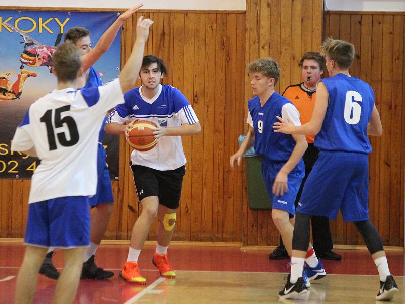 Basketbal, krajské finále SŠ: Gymnázium Klatovy (modří) - Gymnázium Domažlice