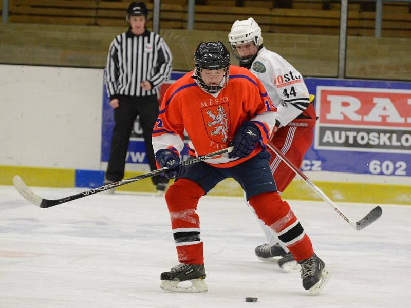 Přátelský zápas dorostu: HC Klatovy (v bílém) - HC Tachov-Mariánské Lázně 5:3.