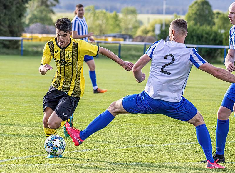 Fotbalisté FK Okula Nýrsko (na archivním snímku hráči v modrobílých dresech) skončili v letošní sezoně krajského přeboru na druhém místě.