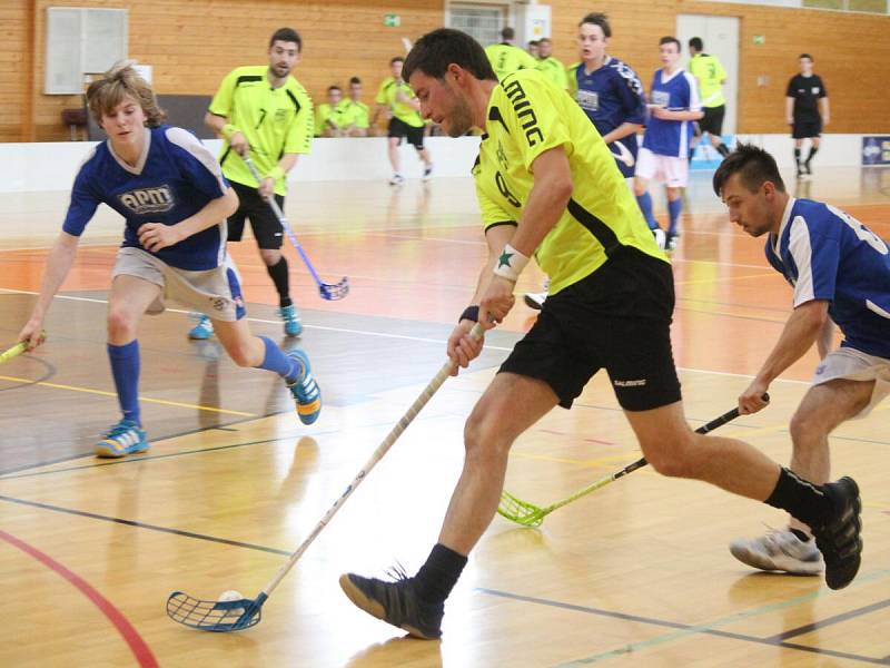 Karlovarská a Plzeňská liga mužů: FBC APM Automotive Kdyně - FK DDM Klatovy (ve žlutém) 2:19.