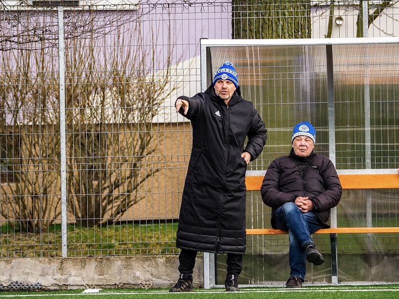 Krajský přebor (18. kolo): TJ START Tlumačov - FK Okula Nýrsko (na snímku fotbalisté v černých dresech) 2:2 (2:0).