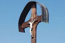 Úplně nový kříž instaloval Spolek pro zvelebení ducha a krajiny kousek od Myslíva.