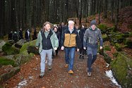 Prezident Petr Pavel zavítal na Šumavě do návštěvnického centra národního parku na Srní a poté se vydal do vlčího výběhu, kde se mu ukázalo jedenáct ze třinácti tamních vlků.