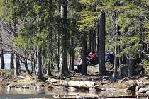 Černé jezero. (roušky si turisté nasazovali jakmile se blížili k ostatním).